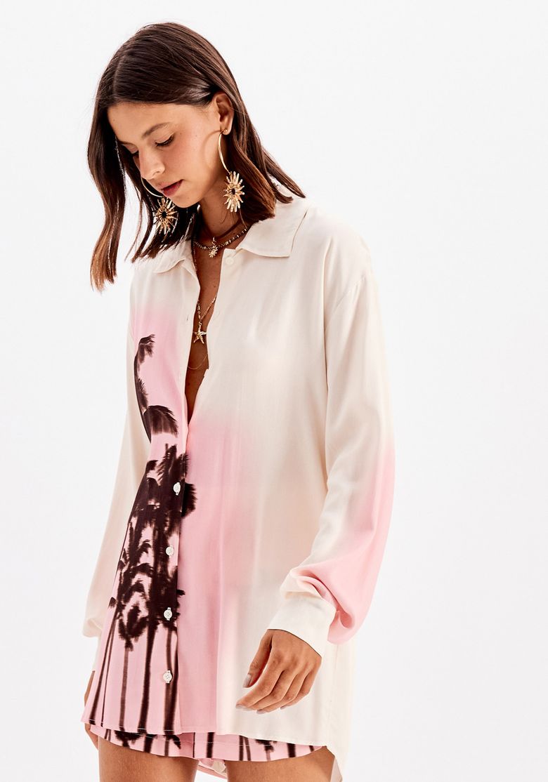 Vista frontal em ângulo de camisa alongada estampada manga longa em viscose branca e rosa com colarinho clássico