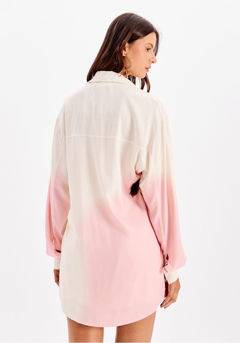 Vista posterior aproximada de camisa chemise feminina alongada branca com degradê rosa e mangas longas