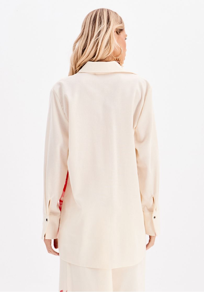 Vista traseira da camisa feminina oversized de manga longa em tom branco, com caimento amplo e colarinho clássico