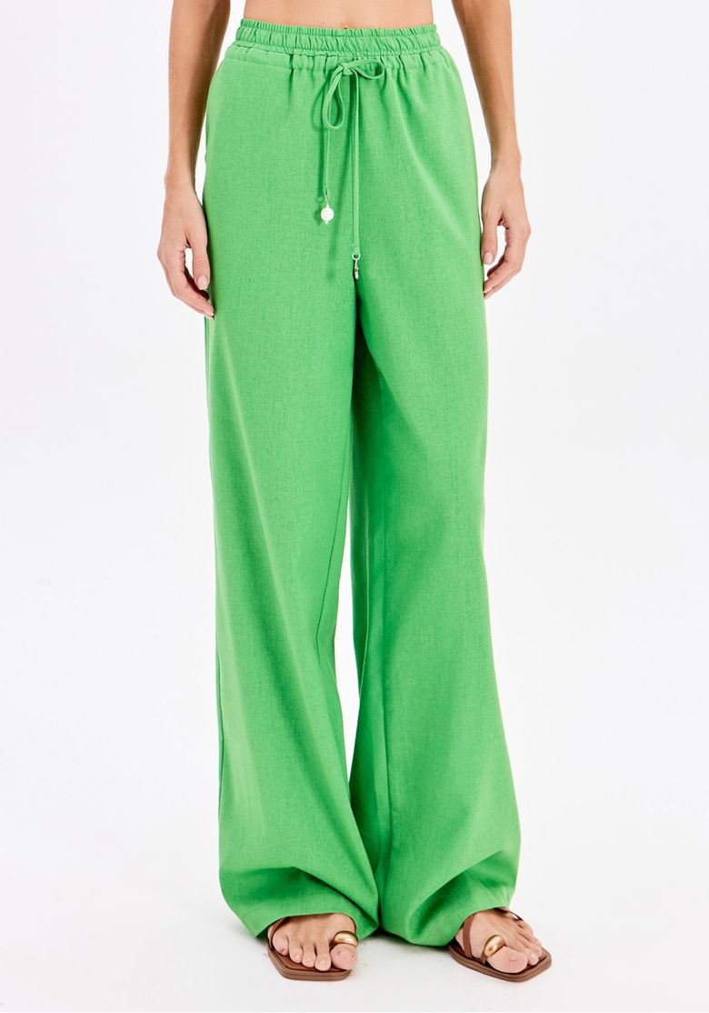 Close frontal da calça full length verde mostrando cós elástico com cordão ajustável e perna ampla - calça cintura média