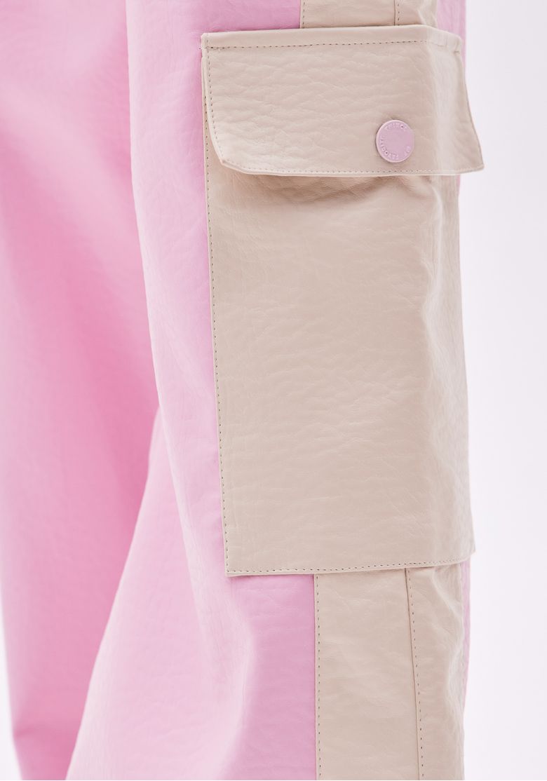 Detalhe do bolso utilitário com aba na lateral da calça.