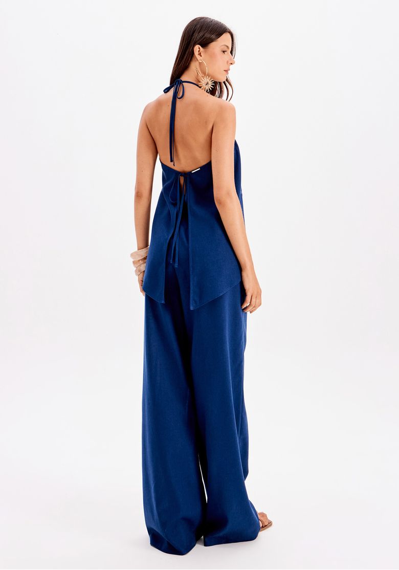Detalhe do decote halter e da amarração no pescoço com a estampa centralizada na parte superior da blusa