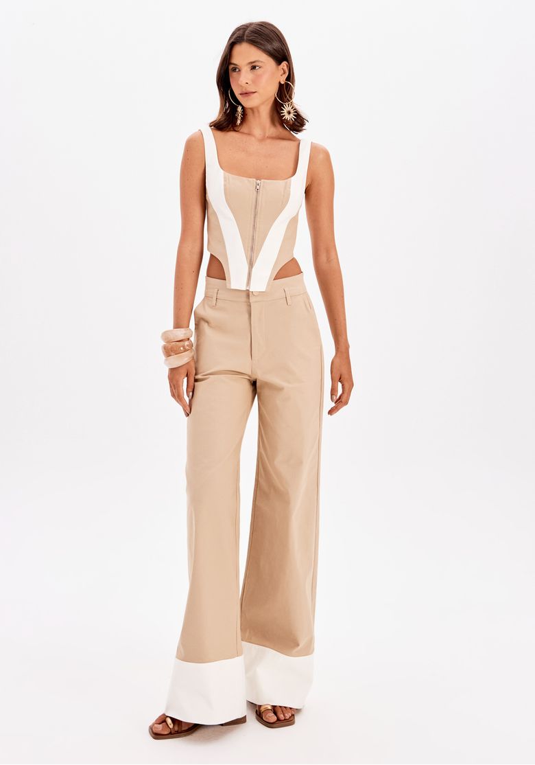 Vista costas da blusa corset bege cropped com alças largas e recortes laterais vazados