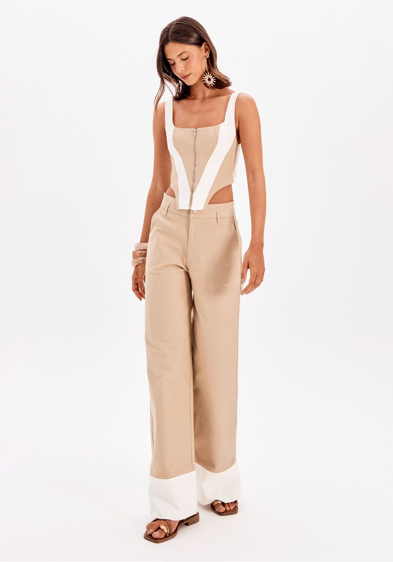 Close frontal da blusa corset bege com decote U, alças largas e fechamento por zíper metálico