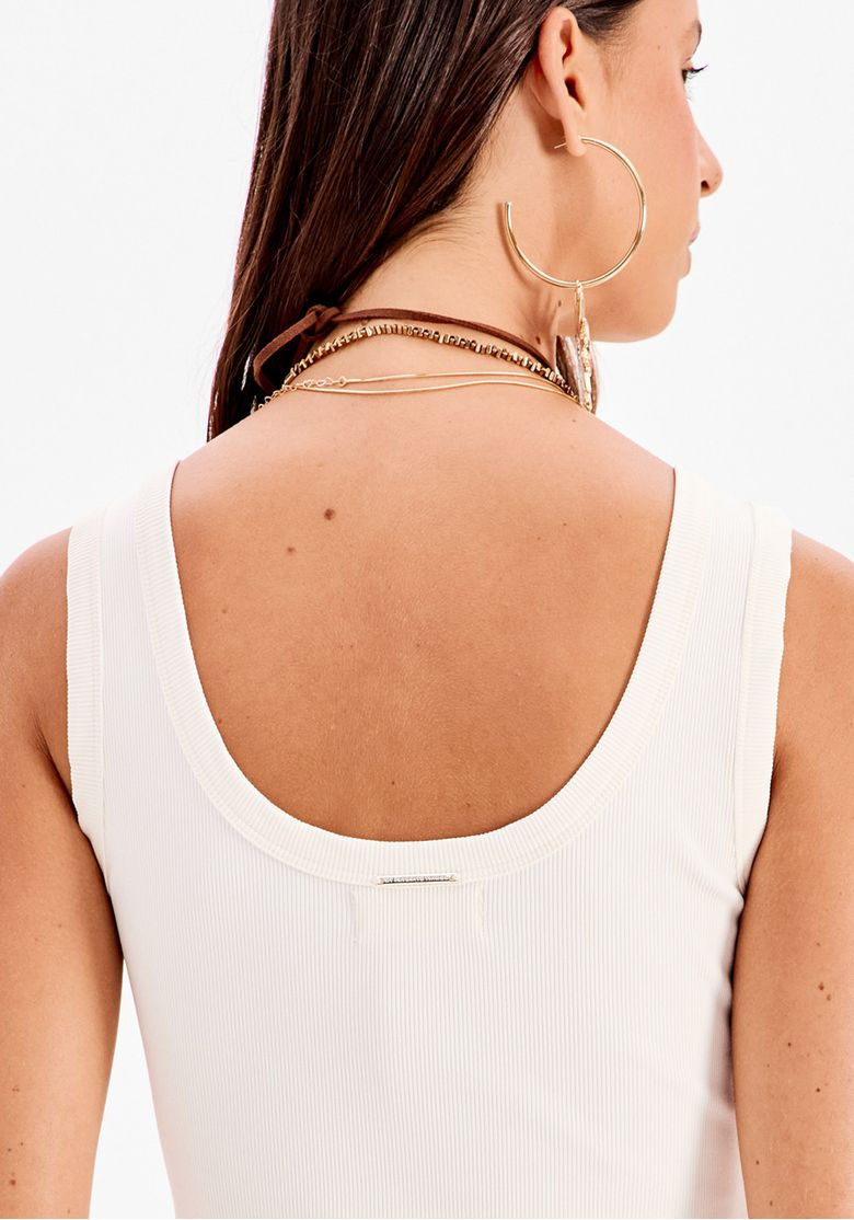 Close frontal da blusa regata canelada branca com caimento ajustado e alças largas