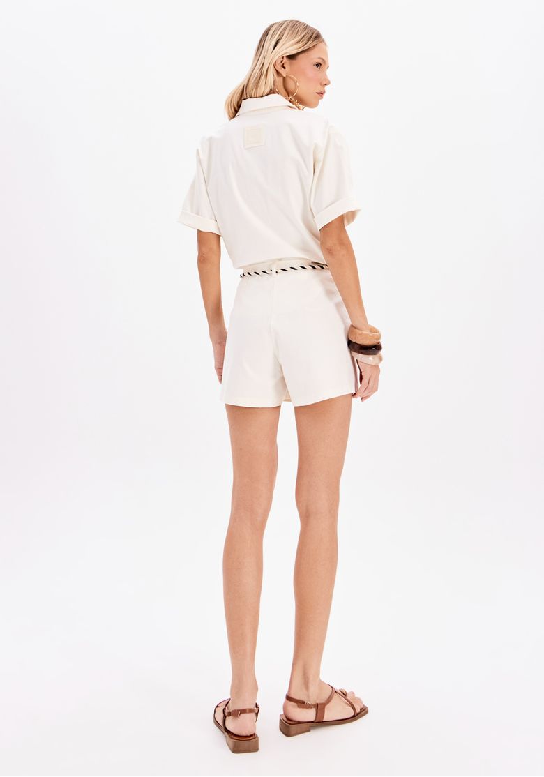 Vista traseira do look com short curto branco feminino de modelagem reta e comprimento curto.