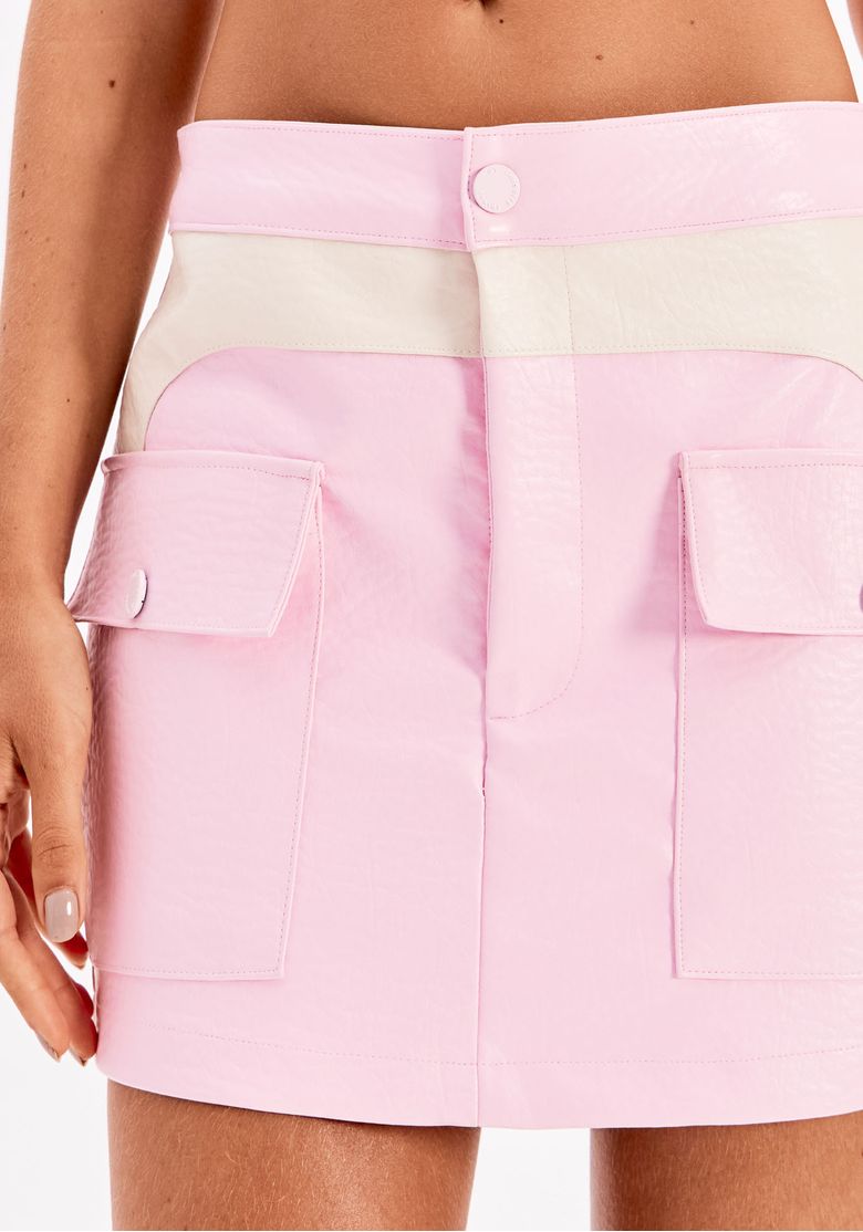 Detalhe-do-cos-com-passantes-e-fechamento-por-botao-do-short-saia.