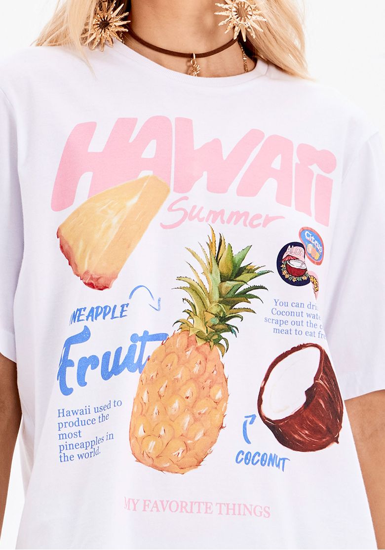 Detalhe da estampa colorida com aplicações em relevo na camiseta.