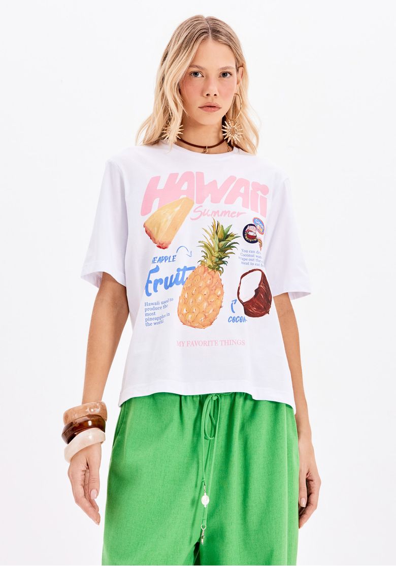 Modelo exibindo a parte traseira da camiseta oversized branca.