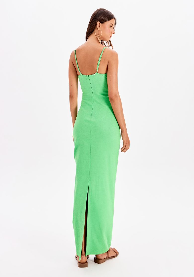 Close-up do ajuste das alças do vestido super midi verde.