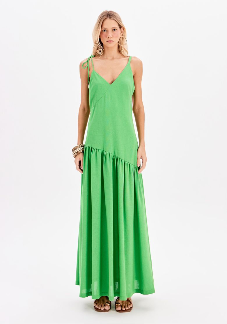 Vestido super midi verde em linho - vista frontal do modelo com alças finas de amarração e saia ampla franzida