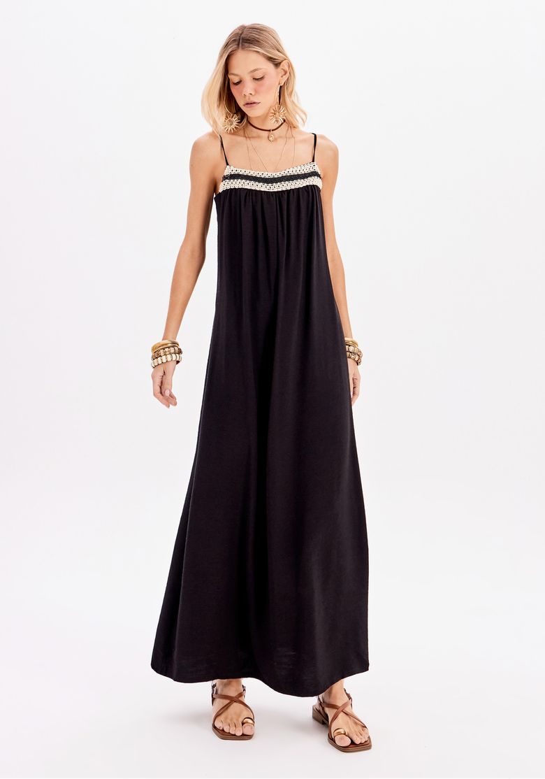 Vestido super midi preto alfaiataria vista frontal completa, alças finas e faixa em crochê no busto