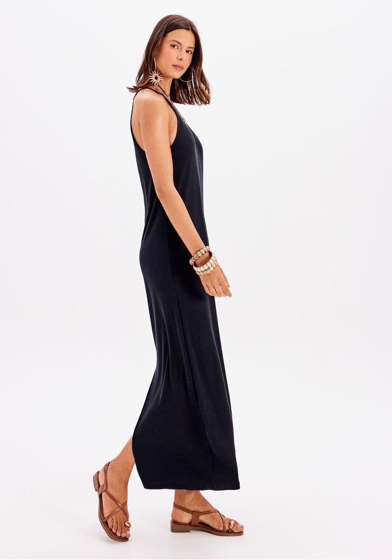 Vista lateral do vestido super midi preto canelado com caimento solto e silhueta reta
