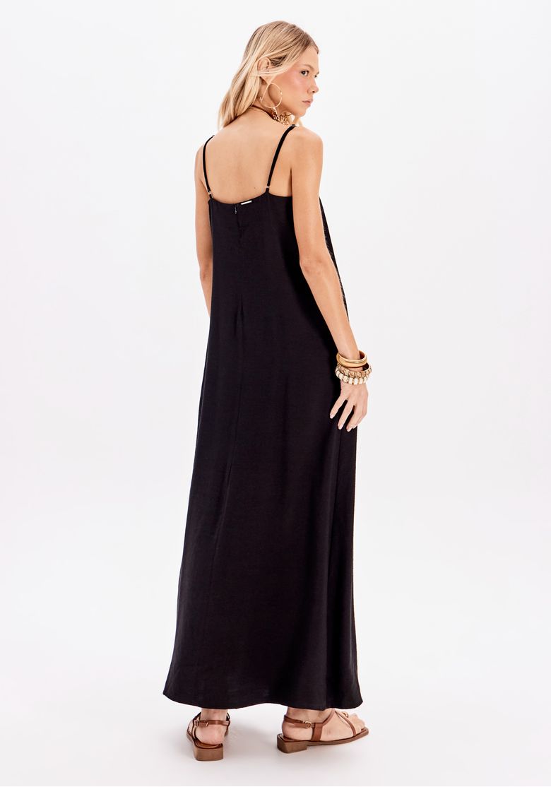 Vista traseira do vestido super midi preto mostrando fechamento por zíper nas costas e alças ajustáveis