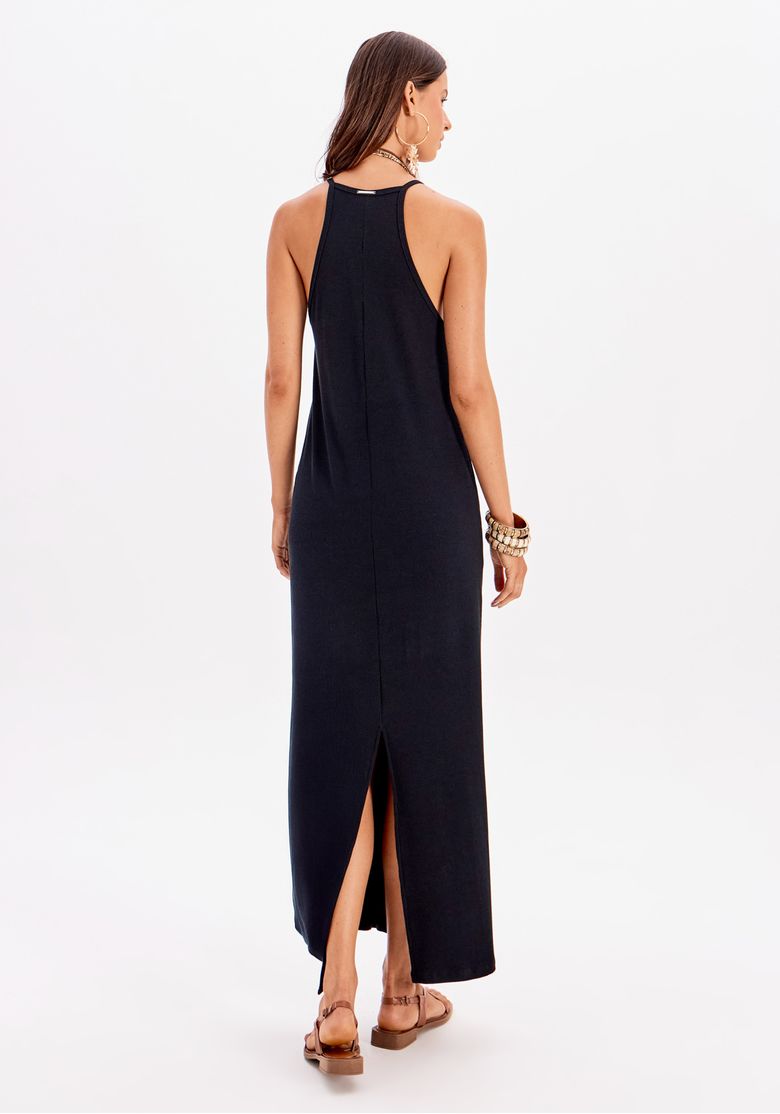 Vista posterior do vestido super midi canelado preto com costas cavadas e fenda traseira