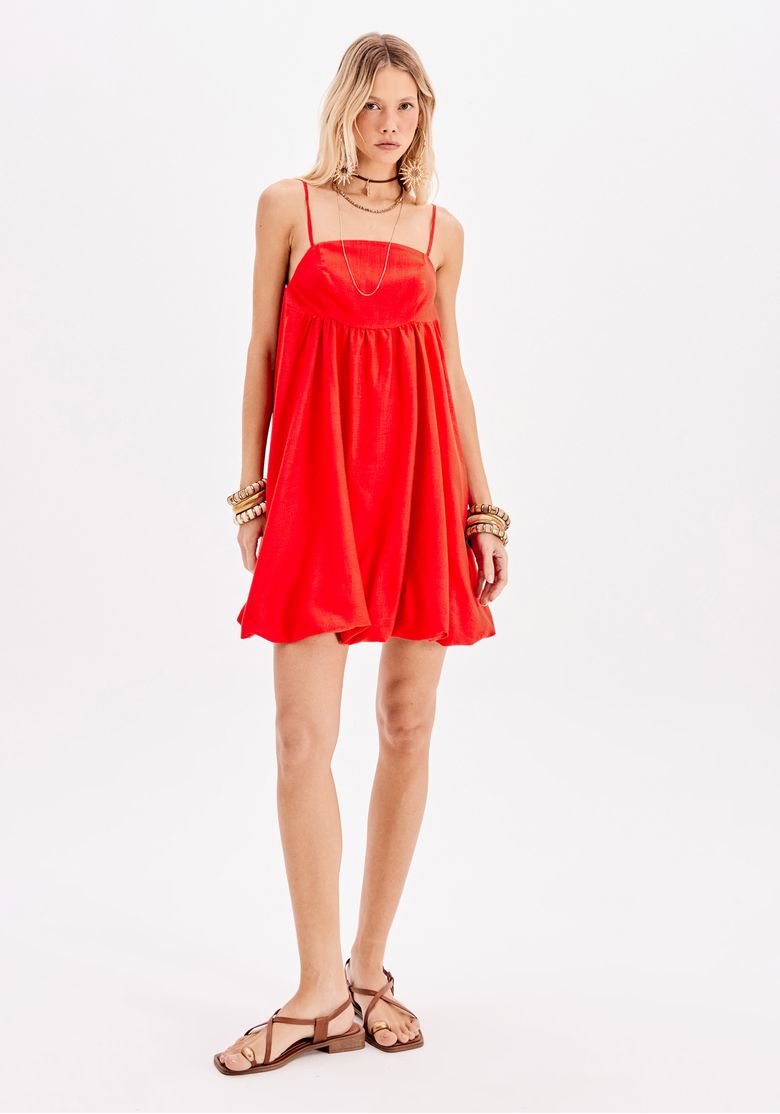 Vestido curto balonê vermelho com alças finas ajustáveis, visto de frente.