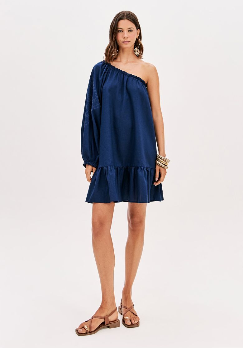 Vestido curto ombro único azul vista frontal em modelo, tecido linho 70% modal 30% linho, barra com babado