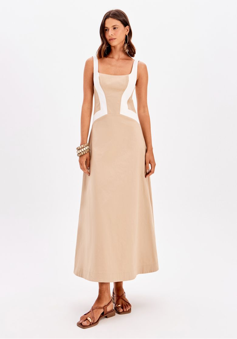 Vestido super midi bege com recortes brancos, vista frontal inteira do modelo, alças largas e caimento evasê