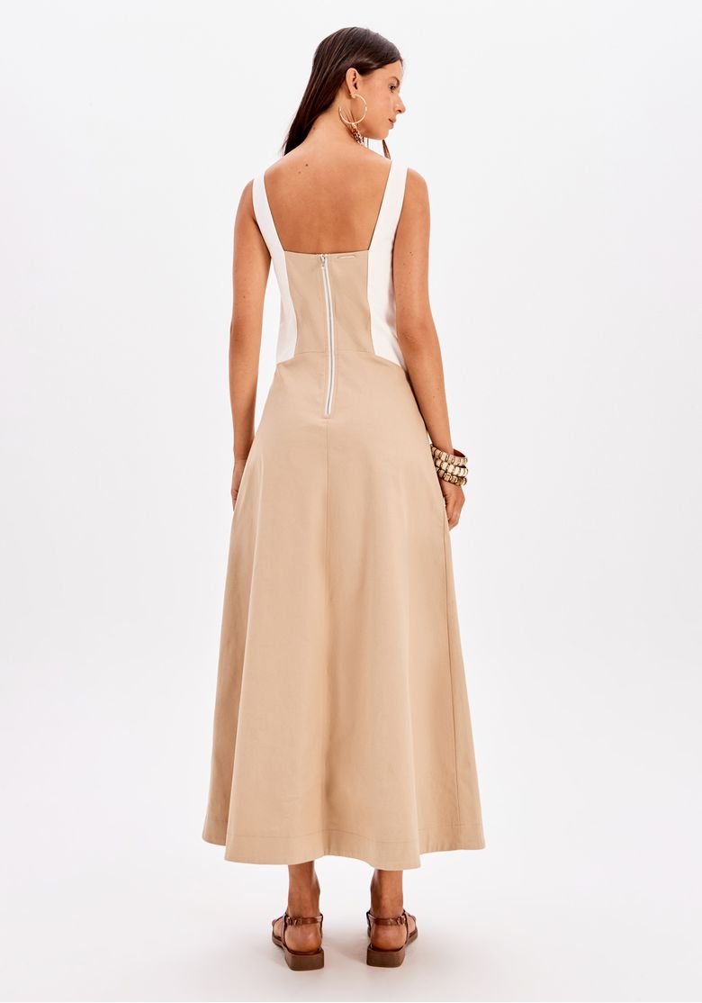 Vista traseira do vestido super midi bege mostrando fechamento por zíper exposto e alças largas