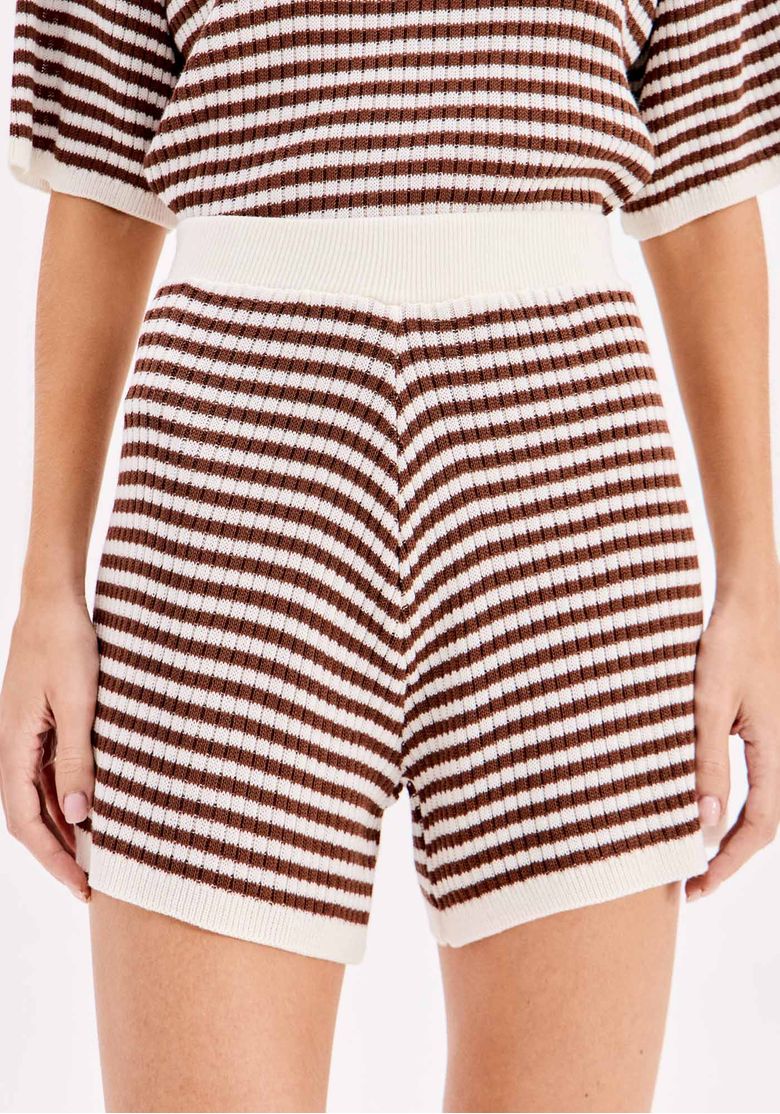 Conjunto tricô listrado, pose frontal mostrando caimento descolado do top e proporção do short curto
