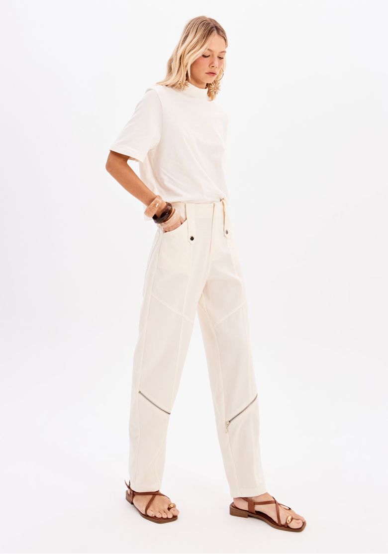 Vista lateral da calça balloon branca feminina com cintura alta, modelagem ampla e detalhe de zíper na perna
