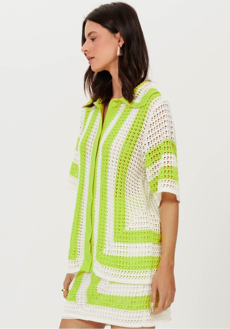 Visão das costas da camisa tricô oversized bege com blocos geométricos e barra reta
