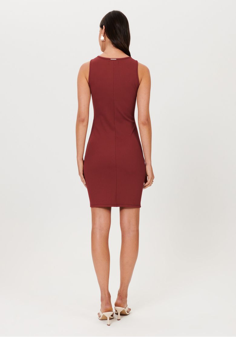 Vista traseira de vestido curto canelado sem mangas com modelagem slim, barra reta e caimento ajustado