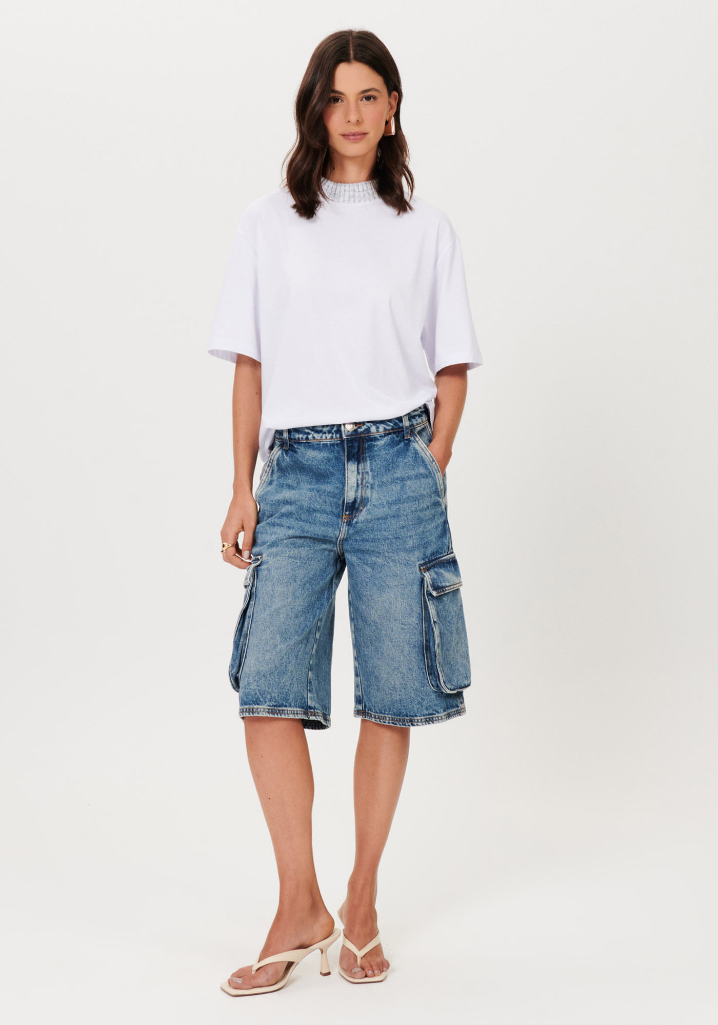 T-Shirt Alongada Gola Diferenciada