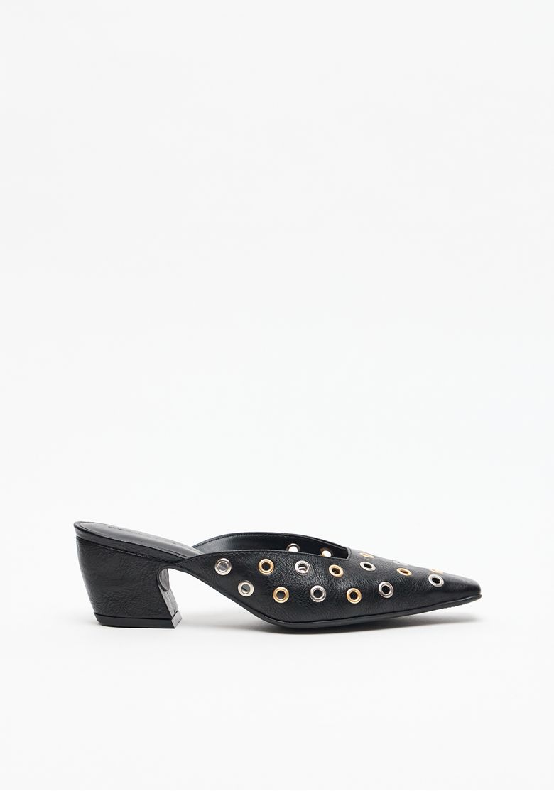Scarpin mule off white vista lateral com salto bloco médio e ilhós metálicos no cabedal