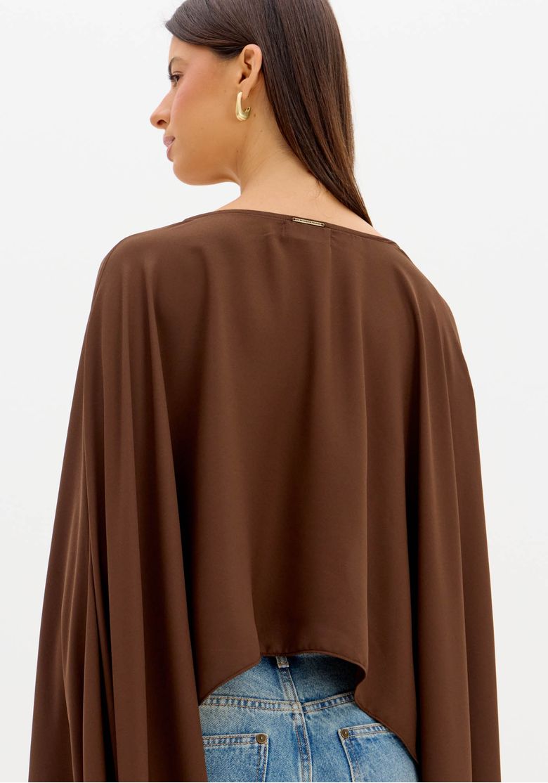 Vista traseira da blusa cropped capa marrom com costas cropped, capa longa e fechamento discreto no decote