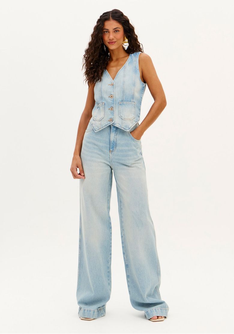 Close do colete jeans feminino azul claro com decote V, botões frontais e bolsos chapados, destacando a lavagem clara do denim