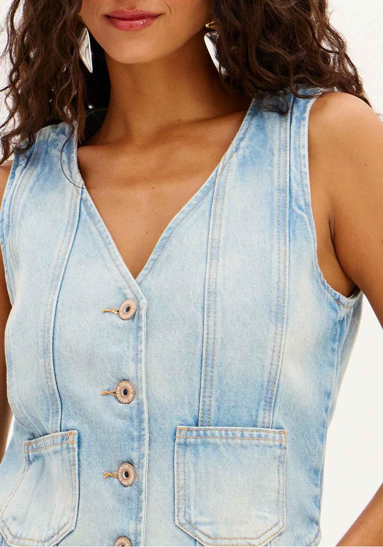 Vista traseira do colete jeans feminino azul claro sem mangas, com modelagem ajustada e comprimento curto