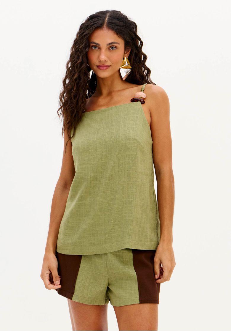 Visual-completo-da-blusa-de-alca-em-linho-com-modelo-usando-shorts-e-sandalias