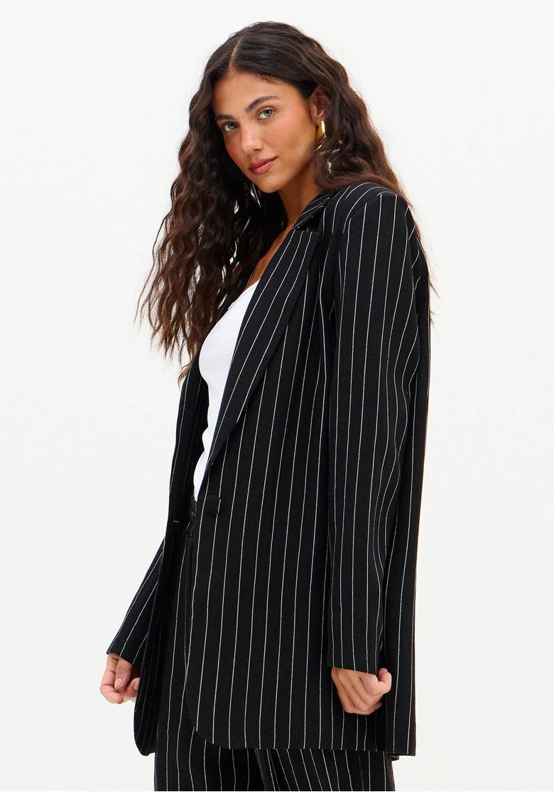 Blazer feminino preto risca de giz em linho com modelagem oversized, visto em ângulo lateral frontal