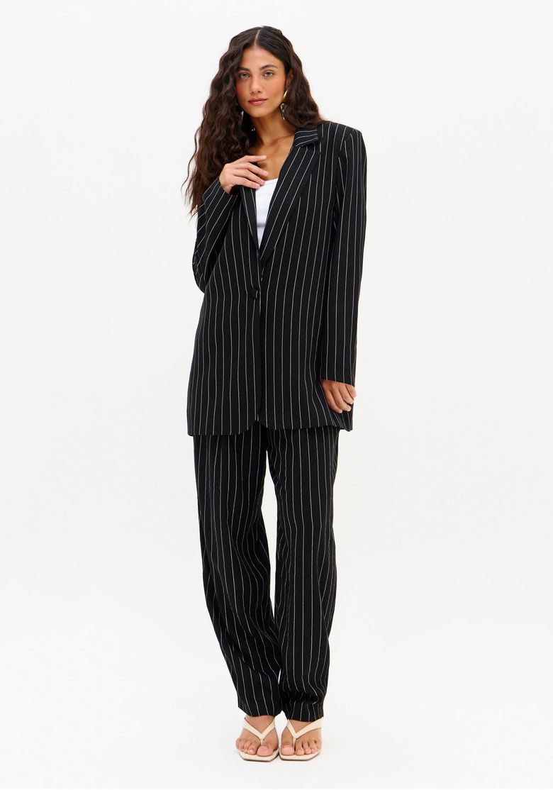 Look completo com blazer oversized alongado listrado preto e calça coordenada feminina