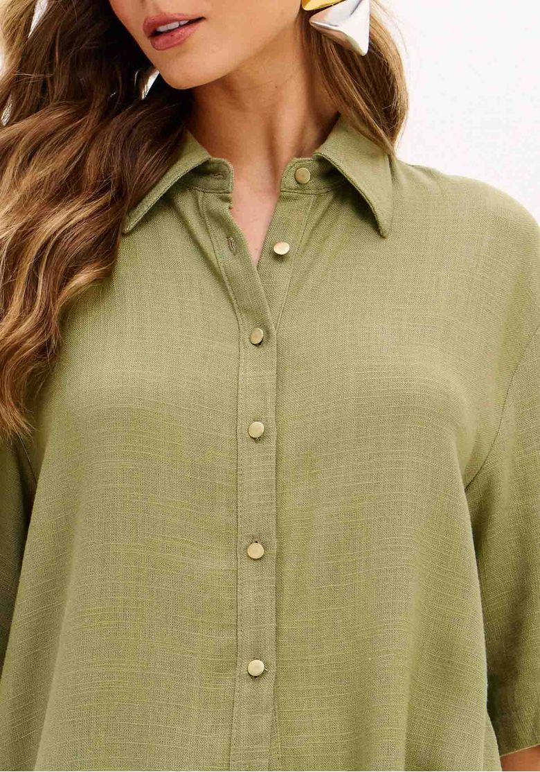 Close da parte frontal da camisa oversized feminina com colarinho tradicional, botões frontais e textura de linho aparente