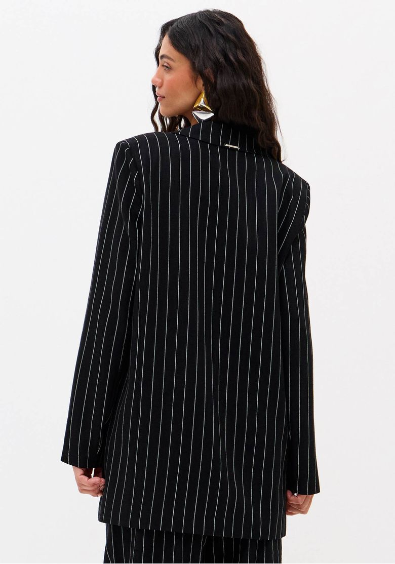 Vista traseira do blazer feminino alongado preto listrado com caimento amplo e mangas longas