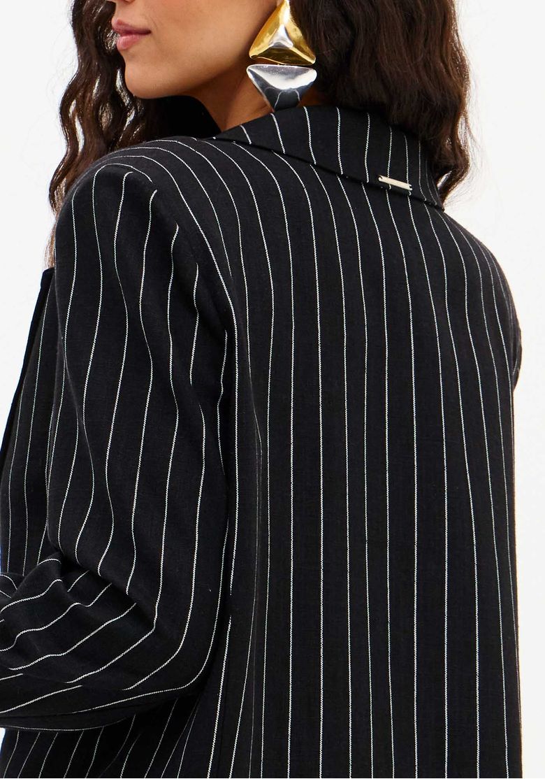 Close nas costas do blazer feminino risca de giz preto com lapela clássica e tecido plano leve