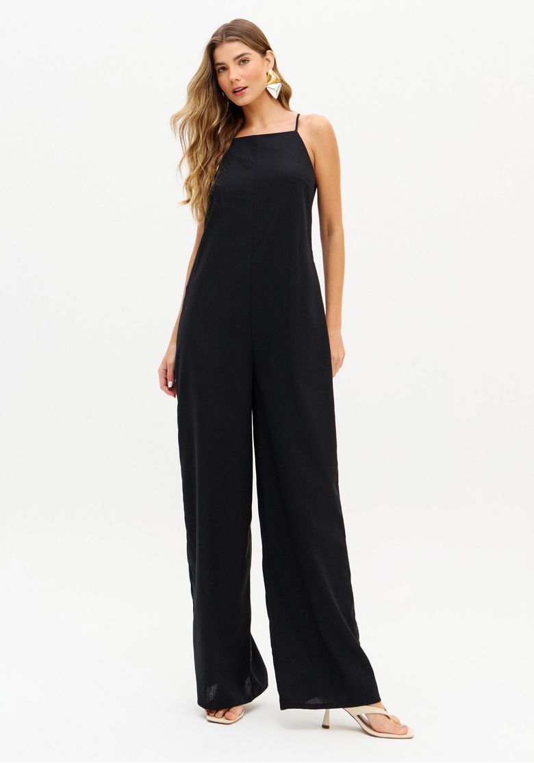 Modelo usando macacão longo preto pantalona com lenço estampado e sandália de tiras - styling verão urbano