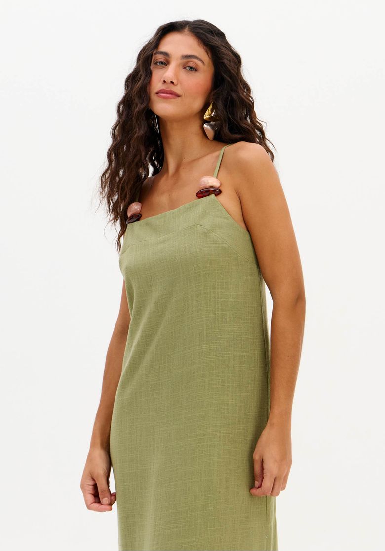 Vestido super midi linho marrom - vista 3/4 frontal evidenciando o caimento e as alças finas