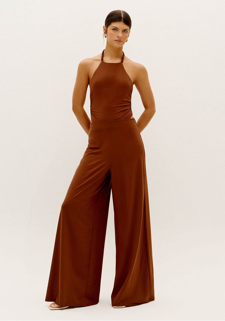 Modelo-inteira--body-frente-unica-marrom-em-malha-jersey-usado-com-calca-pantalona-marrom-look-summer-to-city