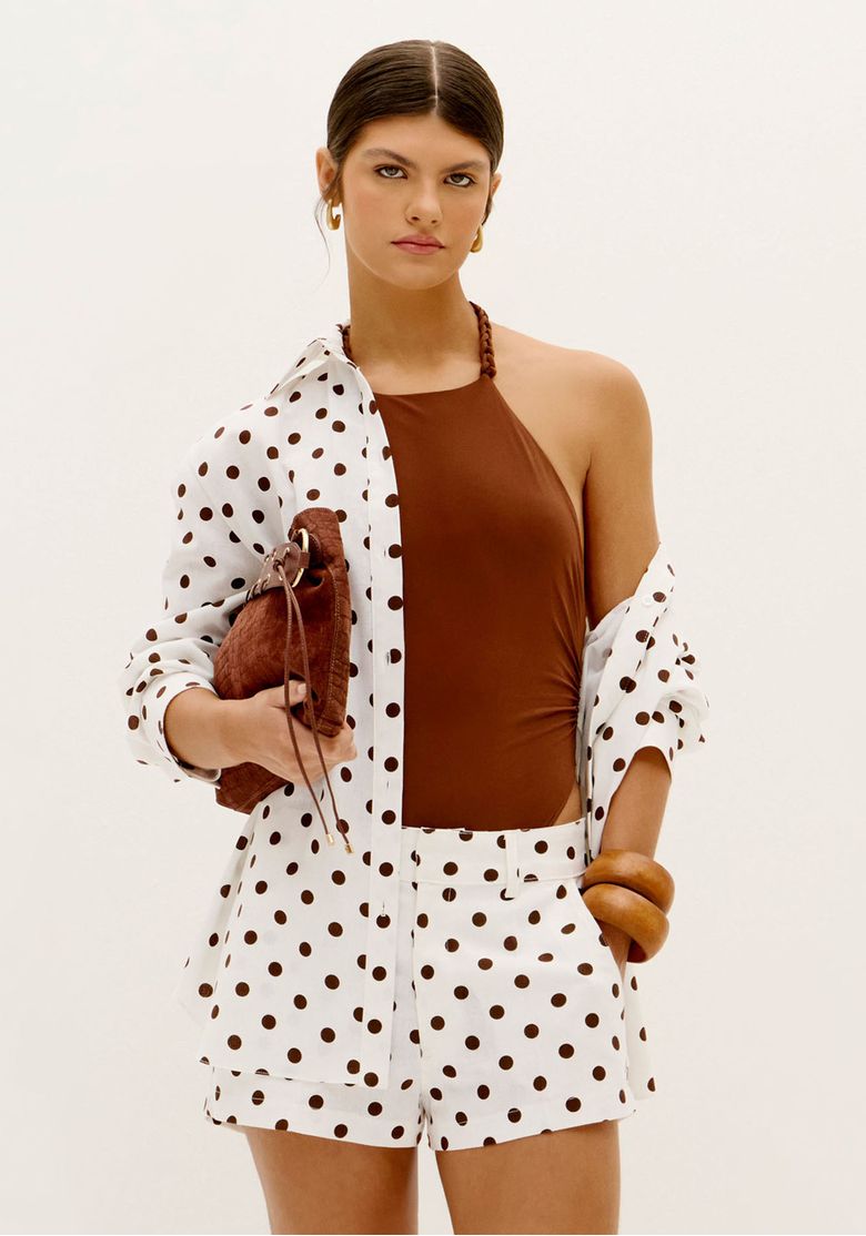 Look-com-body-frente-unica-marrom-e-camisa-branca-de-poas-marrons-sobreposta-styling-de-verao