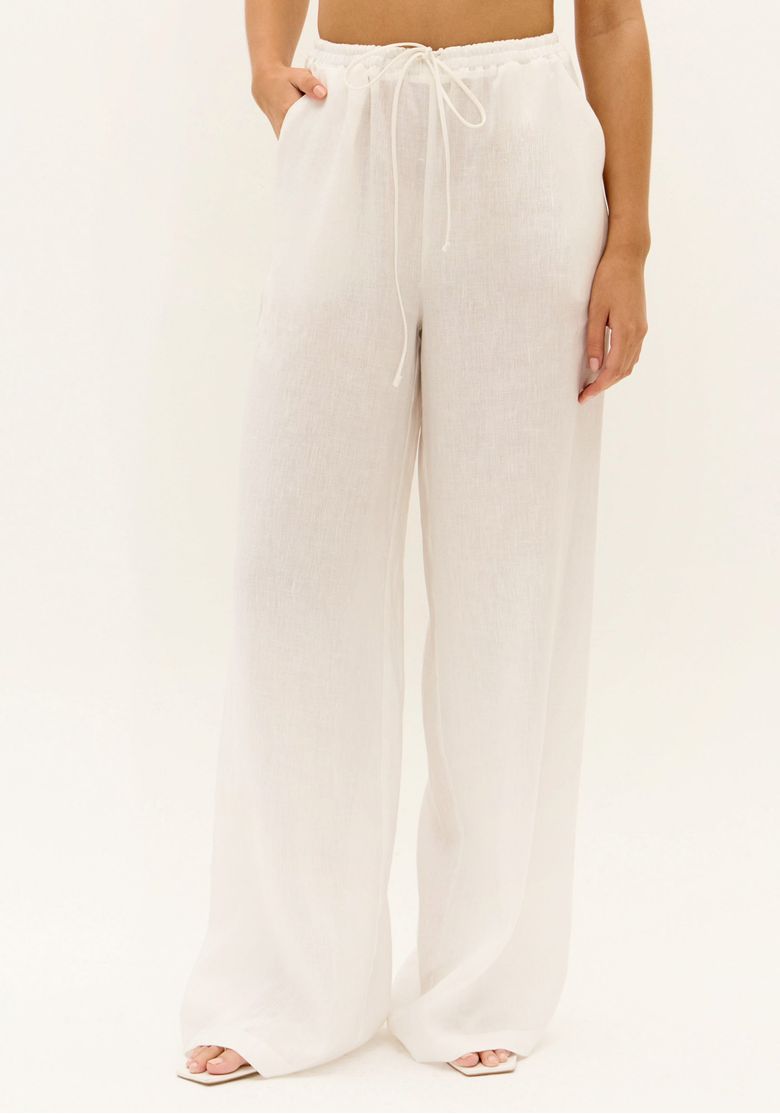 Close da calça wide leg branca feminina com cordão na cintura, cós elástico e bolsos laterais embutidos
