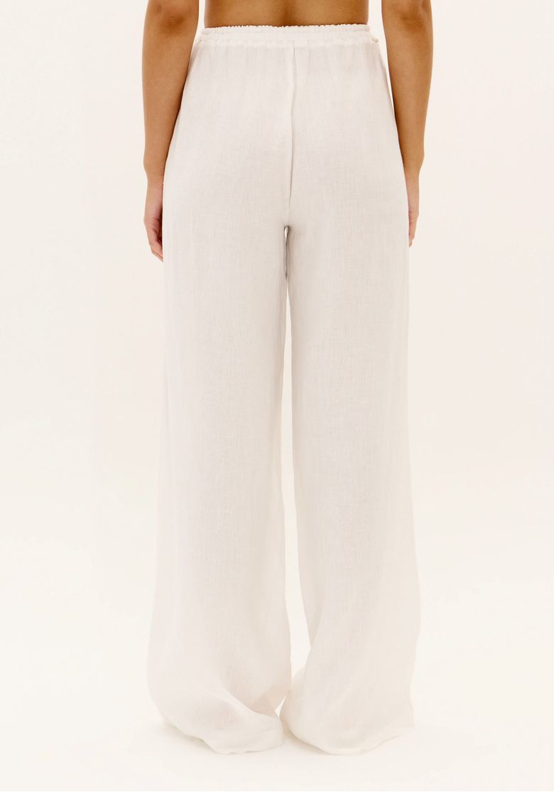 Vista posterior da calça wide leg branca feminina com pernas amplas e barra longa em tecido leve
