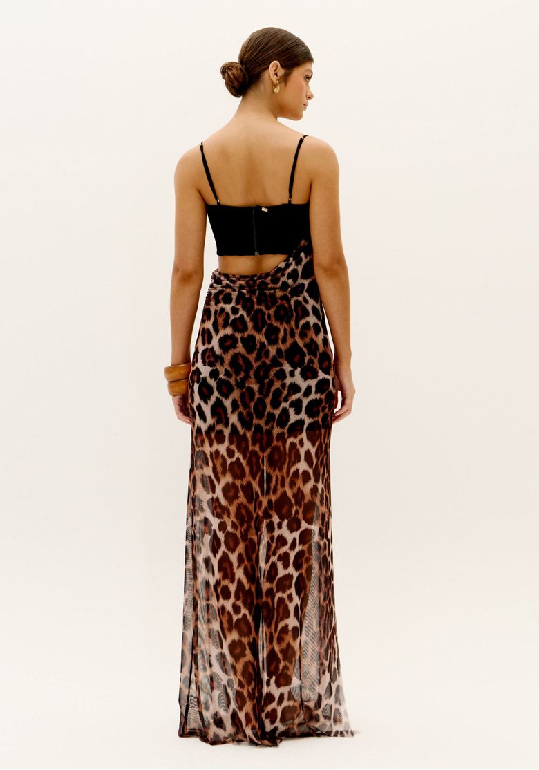 Close no busto do vestido: top reto preto, alças finas ajustáveis e início do recorte diagonal com tecido tule animal print