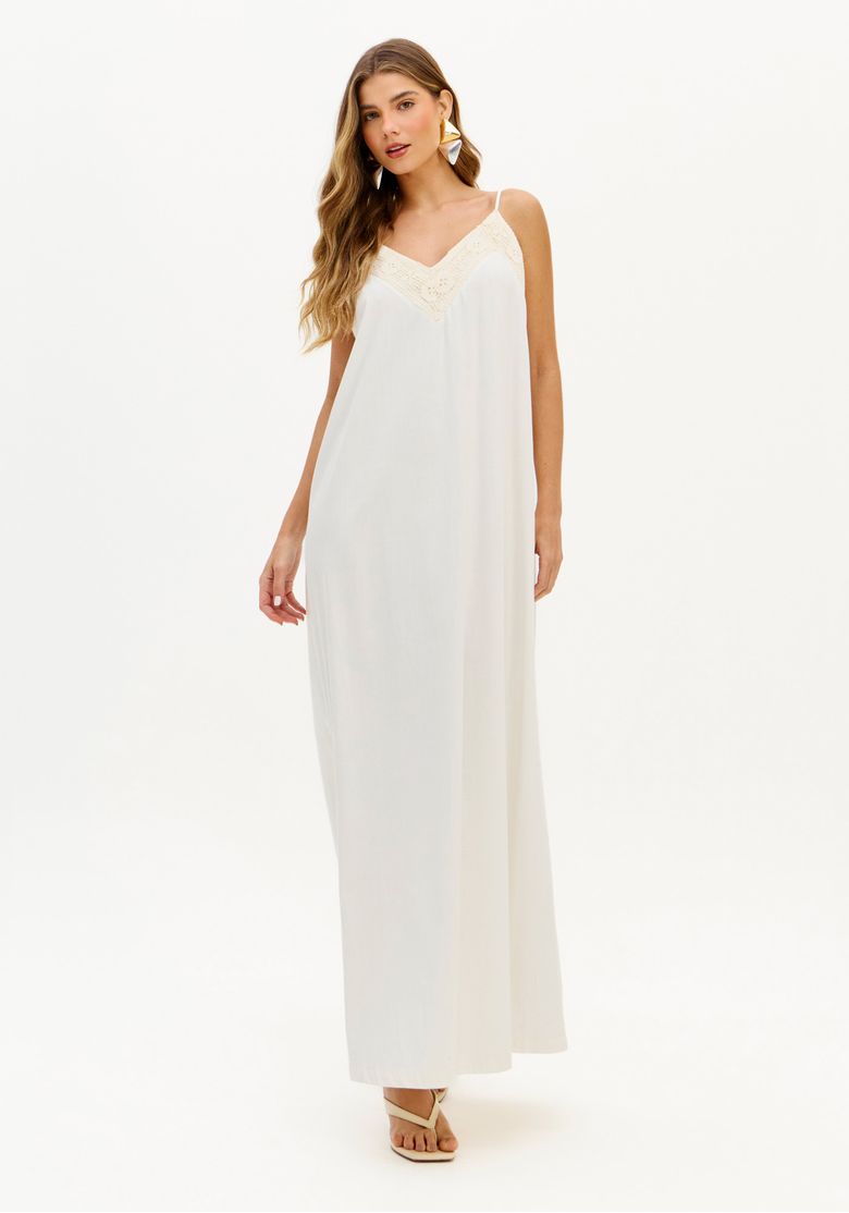 Vestido longo branco com alças ajustáveis, vista frontal completa.
