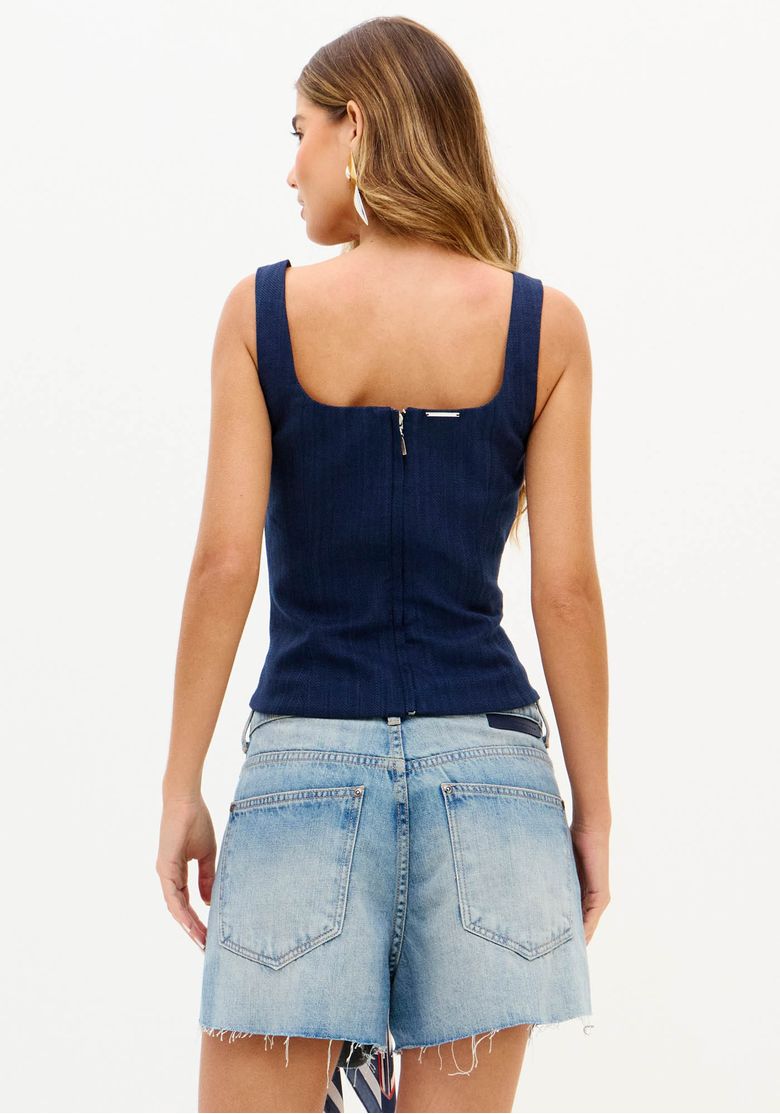 Vista traseira do short jeans relaxed feminino azul claro com cintura alta, barra desfiada e bolsos traseiros funcionais