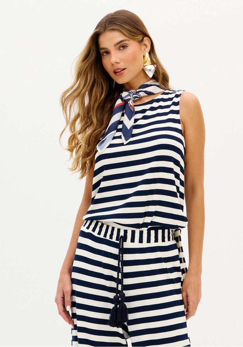 Detalhe das costas da blusa listrada com abertura em gota e botão, tecido malha pesada listrado em tons bege e off-white