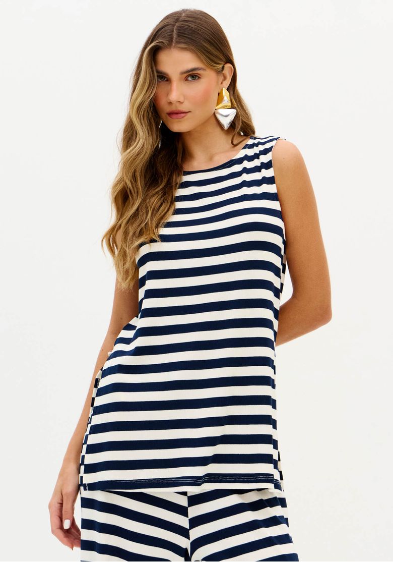 Perfil da modelo mostrando acabamento das alças largas e padrão de listras horizontais da blusa