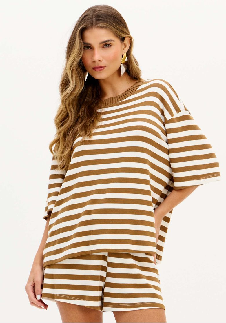 Blusa ampla feminina de malha pesada listrada marrom e off white, decote redondo e modelagem solta